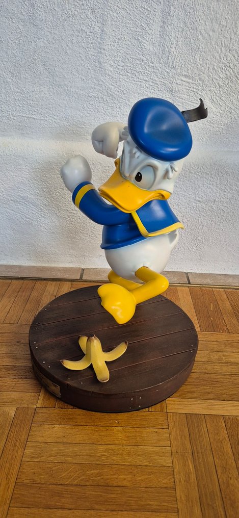 Donald Duck Statue - Beast Kingdom – Masterline ML-003 Donald Duck sliding over a banana peel – Limited Edition no. 255 #1.0