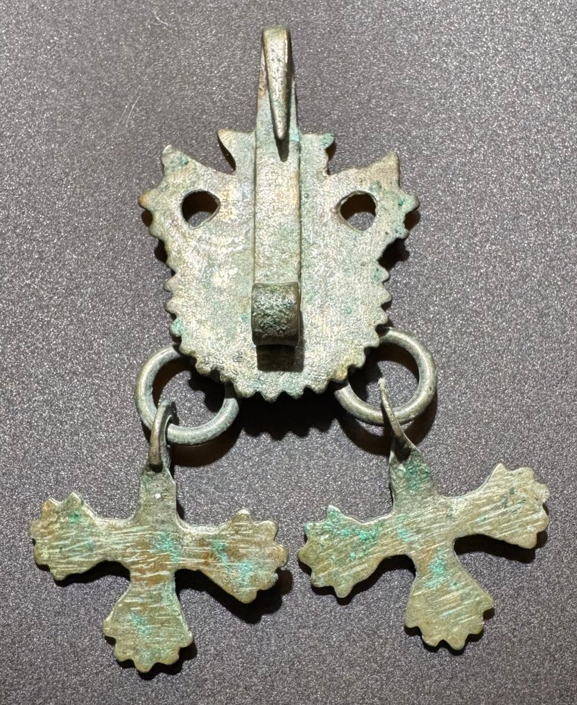 中世紀，十字軍時代 青銅色 极为罕见的吊坠，配有皇冠和两个十字架，下方装饰有镂空花纹。 #2.1