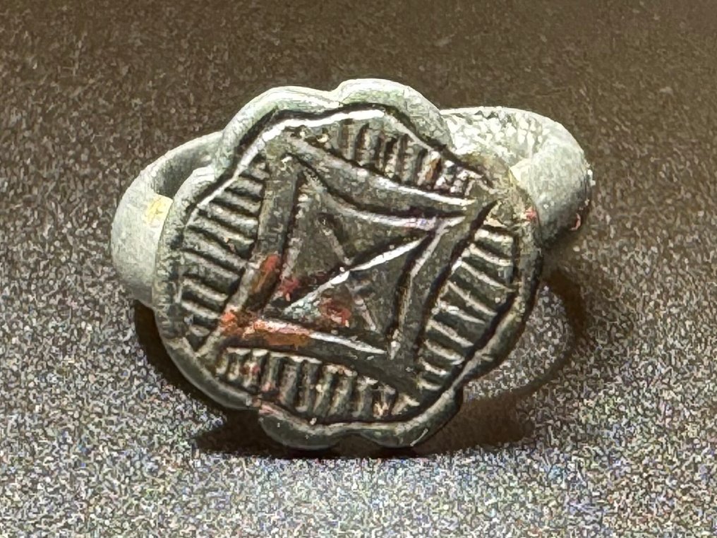 中世紀，十字軍時代 青銅色 完整的环内有一个十字架的图像，位于一个菱形的、发光的星星（伯利恒之星）内部。 #1.0