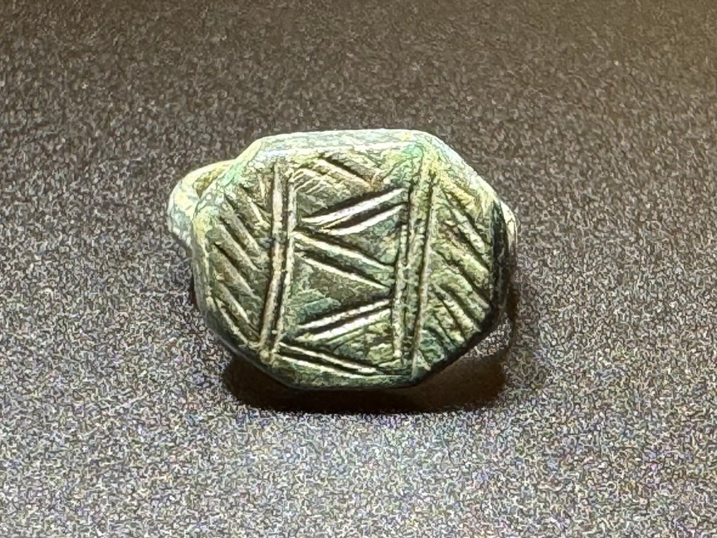 維京時代 青銅色 极佳保存的戒指，带有几何图案和美丽的绿色铜绿。  (沒有保留價) #1.0