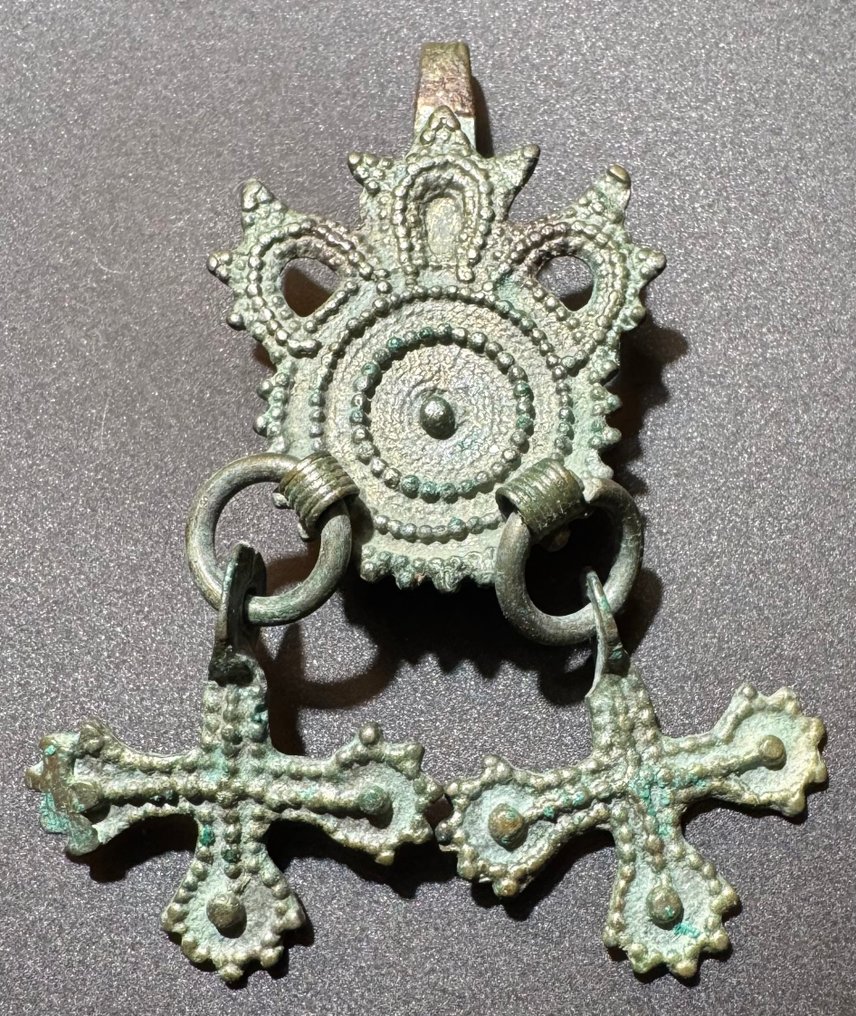 中世紀，十字軍時代 青銅色 极为罕见的吊坠，配有皇冠和两个十字架，下方装饰有镂空花纹。 #1.0