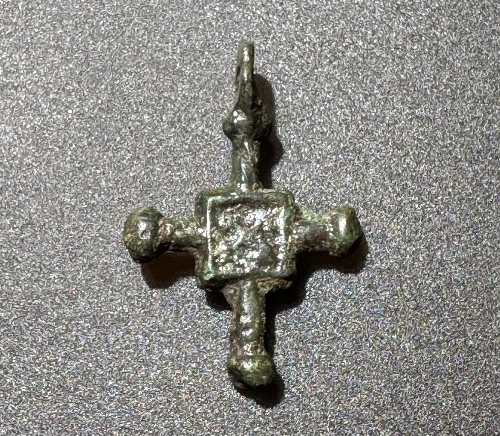 中世紀，十字軍時代 青銅色 完整且可佩戴的十字架，中间为方形部分，带有X形的圣安德鲁十字。 #2.1