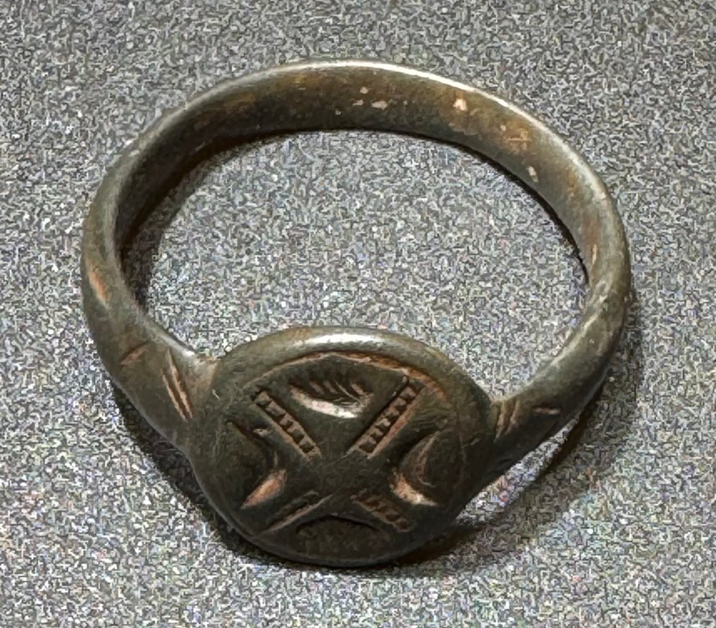 中世紀，十字軍時代 青銅色 罕见的象征性戒指，表圈上带有X圣安德鲁十字图案。 #3.2
