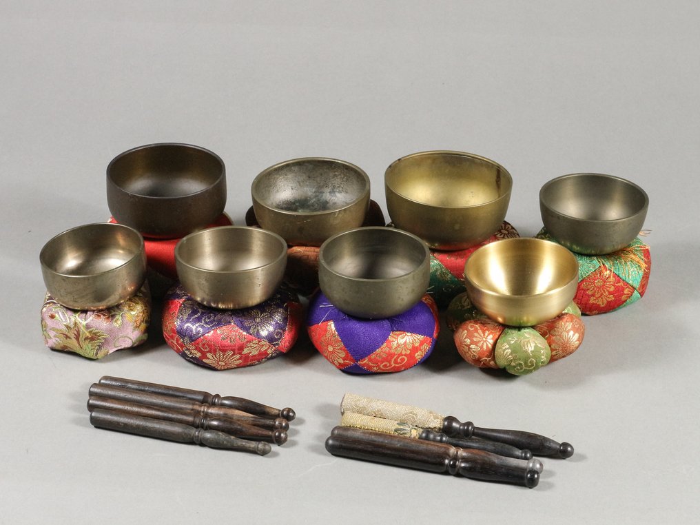 Orin Bell套装，含靠垫、支架和击球器（24件套） - 金屬 - 昭和时期 - 无底价 #1.0