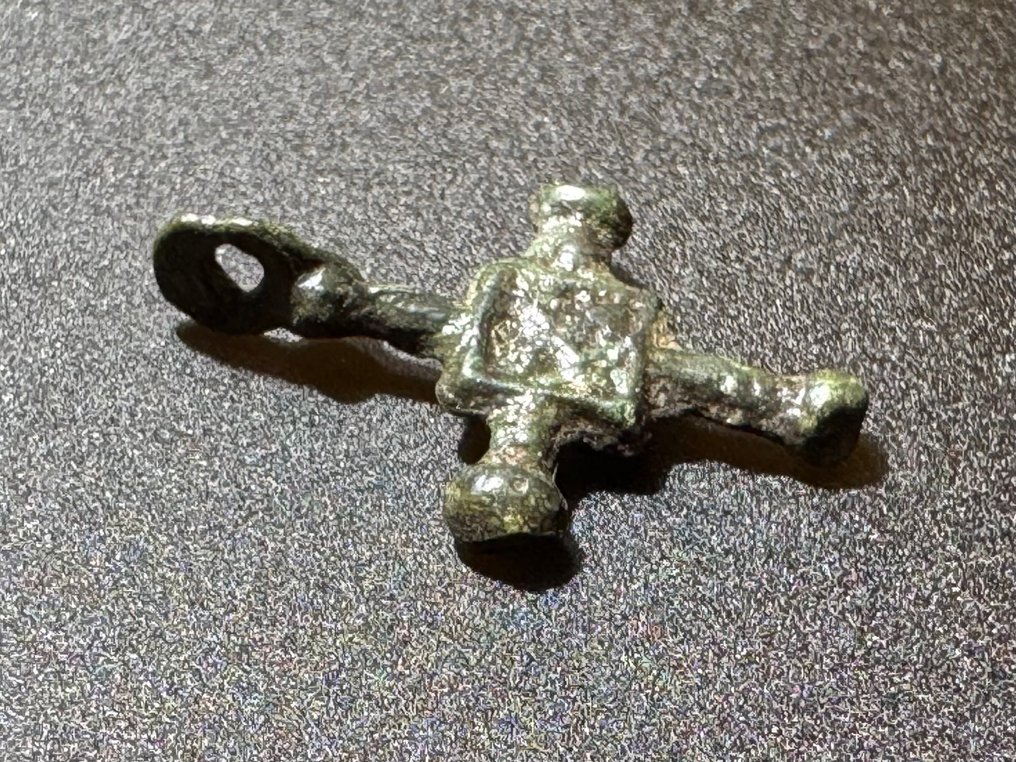 中世紀，十字軍時代 青銅色 完整且可佩戴的十字架，中间为方形部分，带有X形的圣安德鲁十字。 #4.3