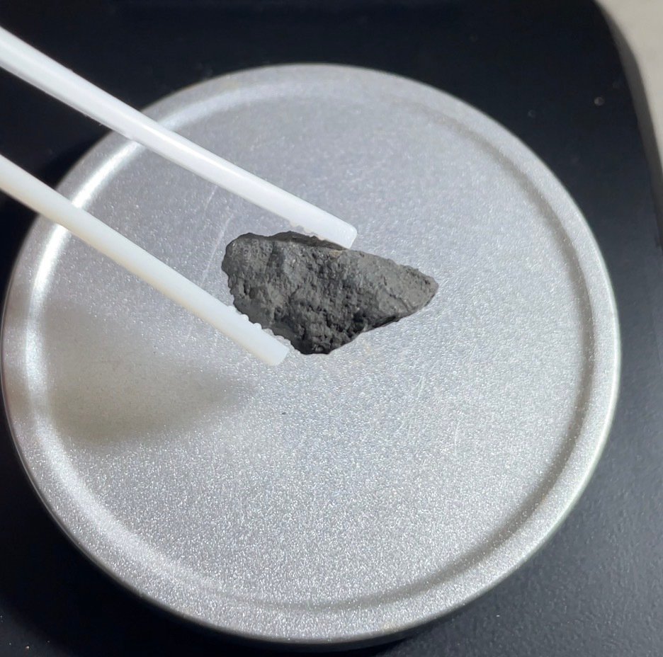 Meteorito Chwichiya 002. Corte Condrita carbonácea - 0.36 g #2.1