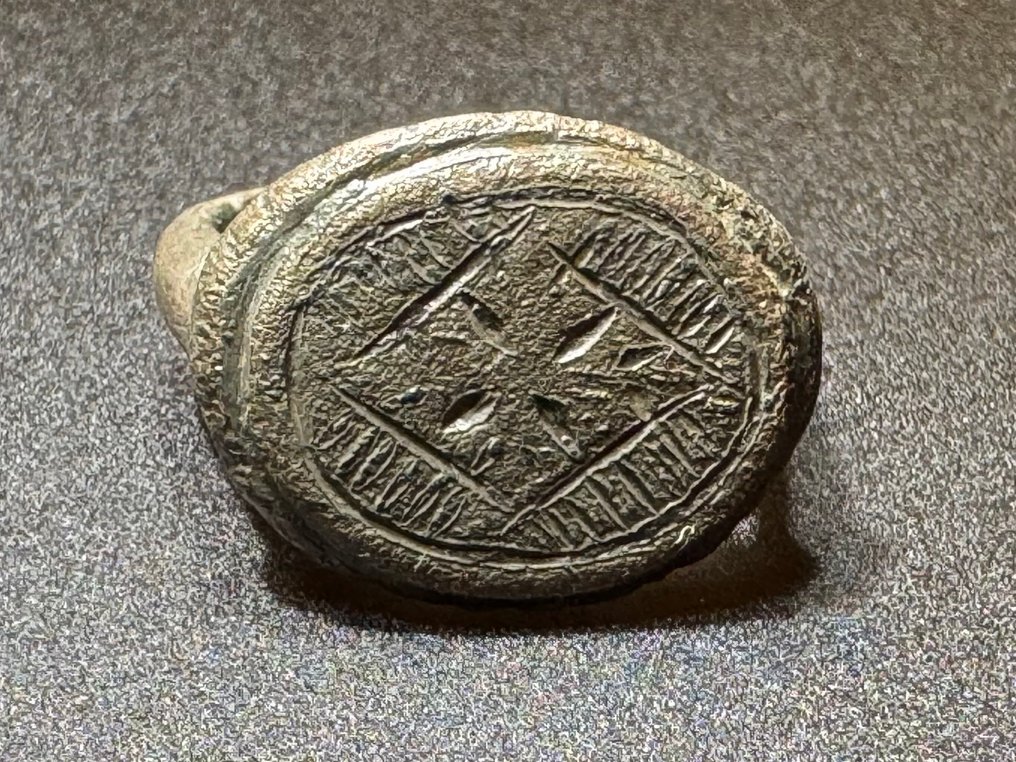 中世紀，十字軍時代 青銅色 戒指，雕刻有强大马耳他十字，‘闪耀’着多束光线。 #1.0