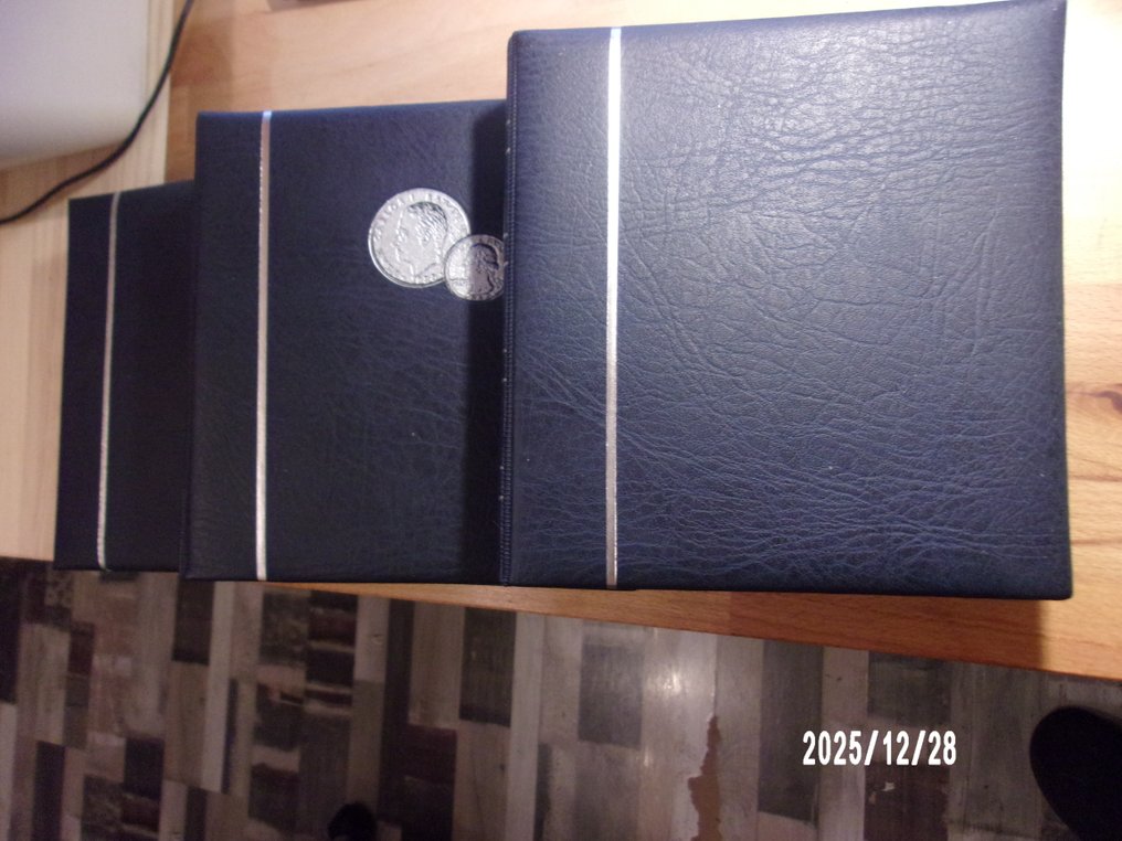 Κόσμος. 3 Münzalben mit ca. 900 Münzen  aus den Umlauf.  (χωρίς τιμή ασφαλείας) #1.0