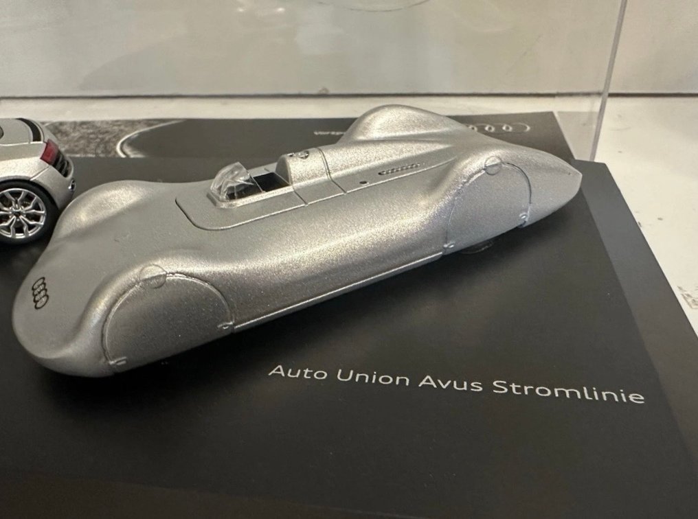 Audi 1:43 - Modelbil (2) - Audi R8 5.2 FSI quattro / Auto Union Avus Stromlinie #2.1