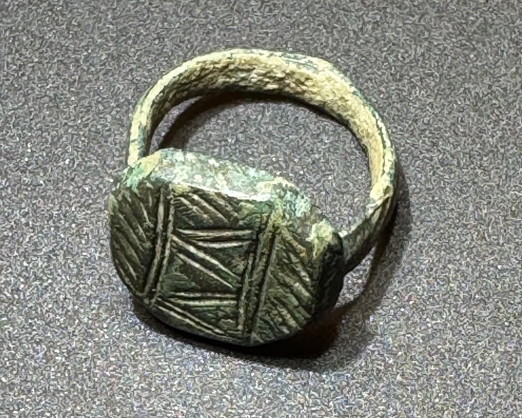 維京時代 青銅色 极佳保存的戒指，带有几何图案和美丽的绿色铜绿。  (沒有保留價) #2.1