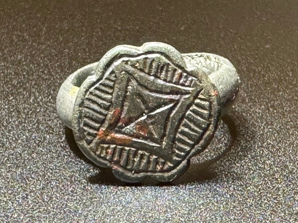 中世紀，十字軍時代 青銅色 完整的环内有一个十字架的图像，位于一个菱形的、发光的星星（伯利恒之星）内部。 #1.0