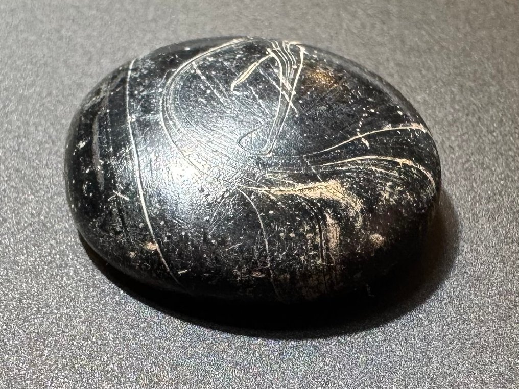 維京時代 玻璃 绝对完整的黑色游戏代币，可能用于Hnefatafl（维京人国际象棋）。 #1.0