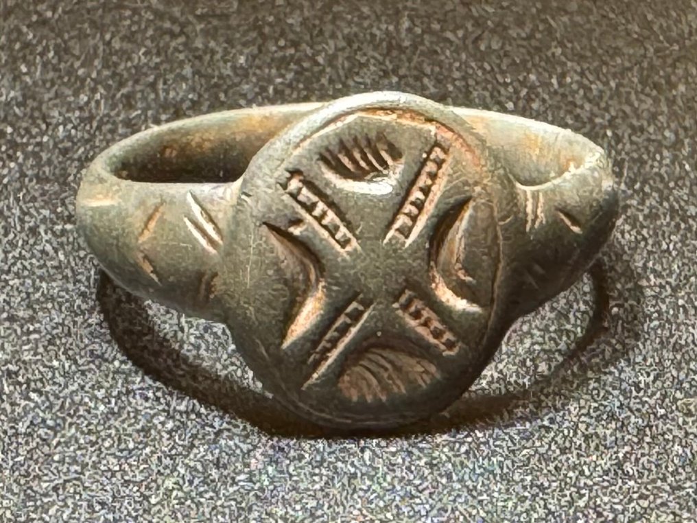 中世紀，十字軍時代 青銅色 罕见的象征性戒指，表圈上带有X圣安德鲁十字图案。 #1.0