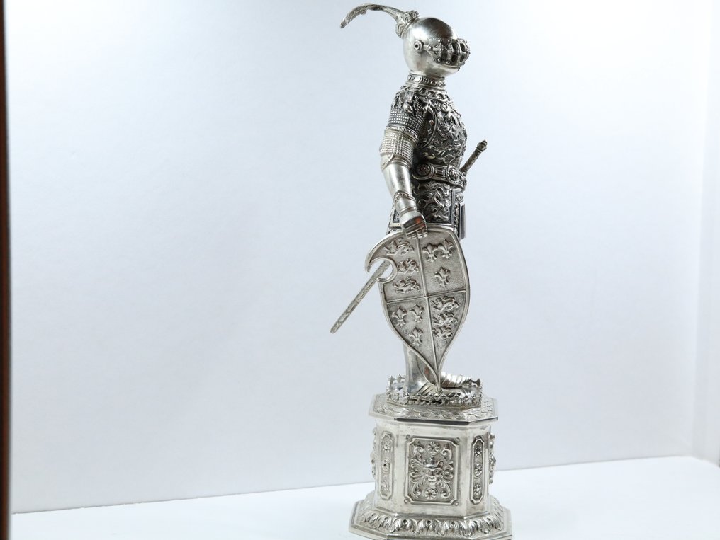 Διακοσμητικό - Μεσαιωνικός ιππότης με πλήρη πανοπλία, ξίφος και εραλδική ασπίδα. - .835 silver - Υπέροχη ασημένια φιγούρα. #3.2