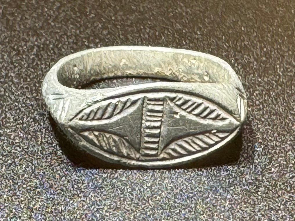 Era medieval y de los cruzados Bronce Anillo raro y simbólico con dos cabezas de flecha opuestas. Prácticamente como hecho #1.0