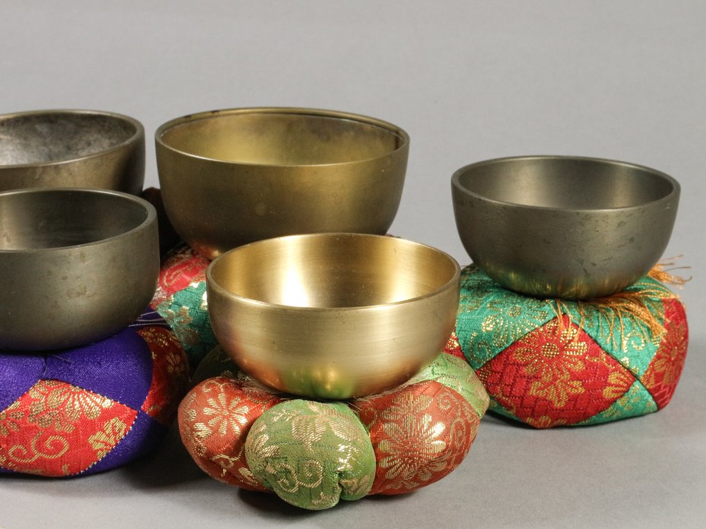 Orin Bell套装，含靠垫、支架和击球器（24件套） - 金屬 - 昭和时期 - 无底价 #2.1