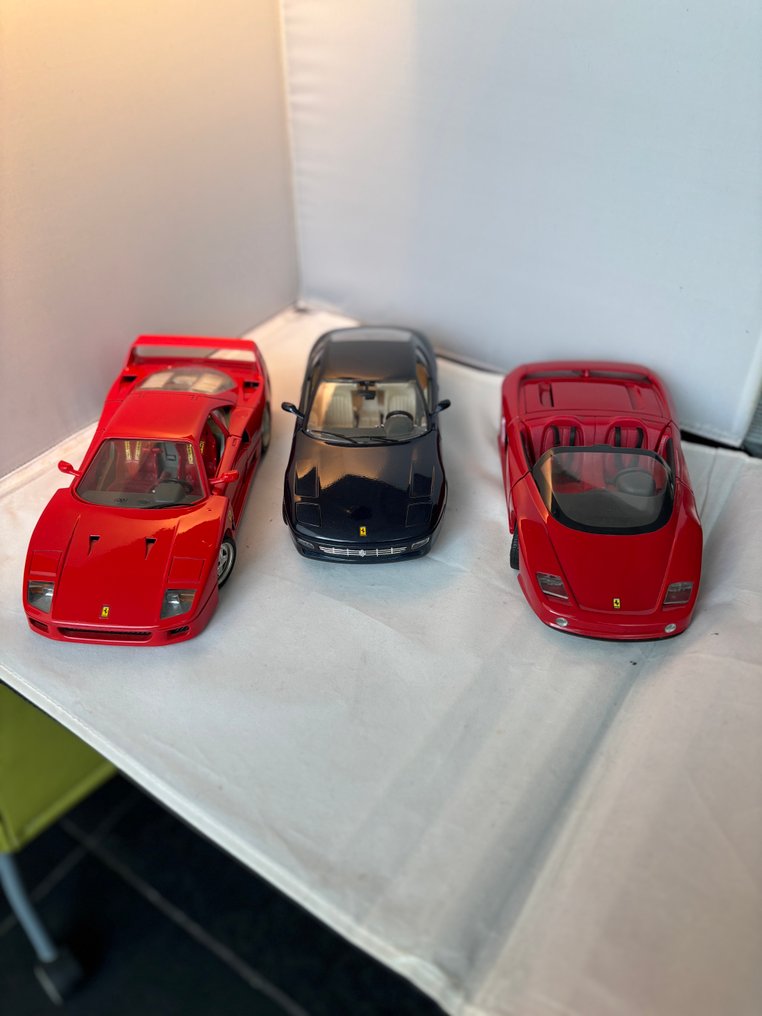 Burago en Revell 1:18 - Modelbil  (3) - Ferrari F40; Ferrari  GT 456; Ferrari Mythos - De Mythos fra 1991, GT fra 1992 og F40 fra 1982. #1.0
