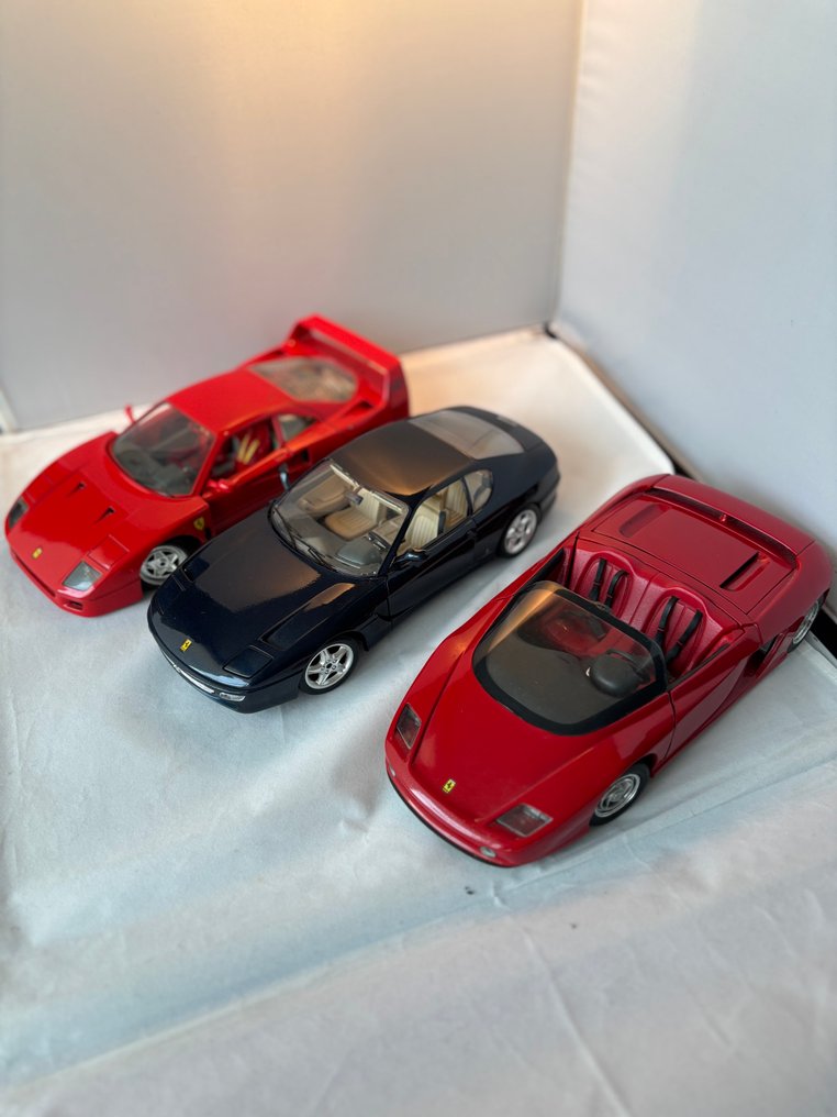 Burago en Revell 1:18 - Modelbil  (3) - Ferrari F40; Ferrari  GT 456; Ferrari Mythos - De Mythos fra 1991, GT fra 1992 og F40 fra 1982. #1.0