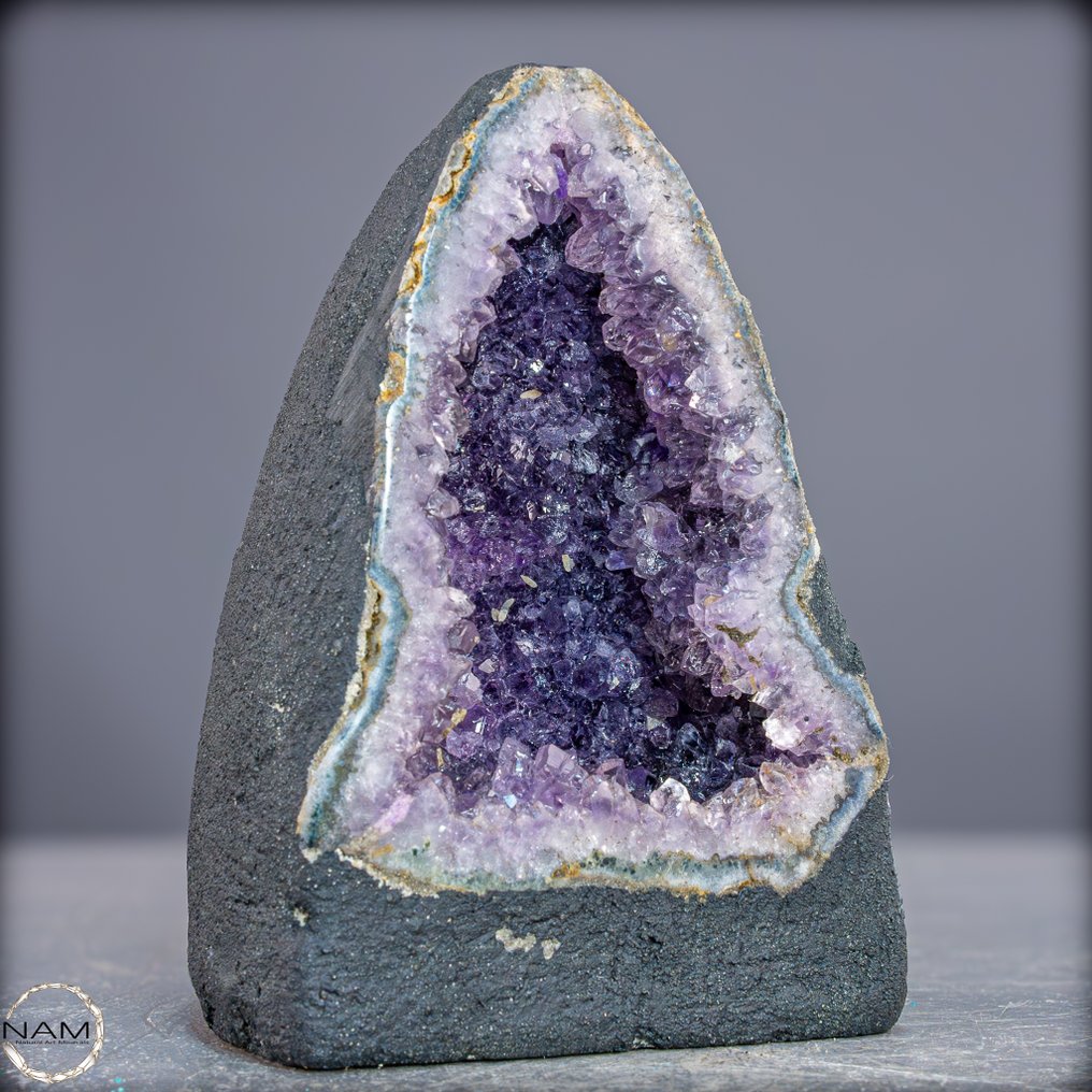 令人惊叹的紫水晶簇 耀眼的水晶辉煌在紫色中- 1073.66 g #1.0