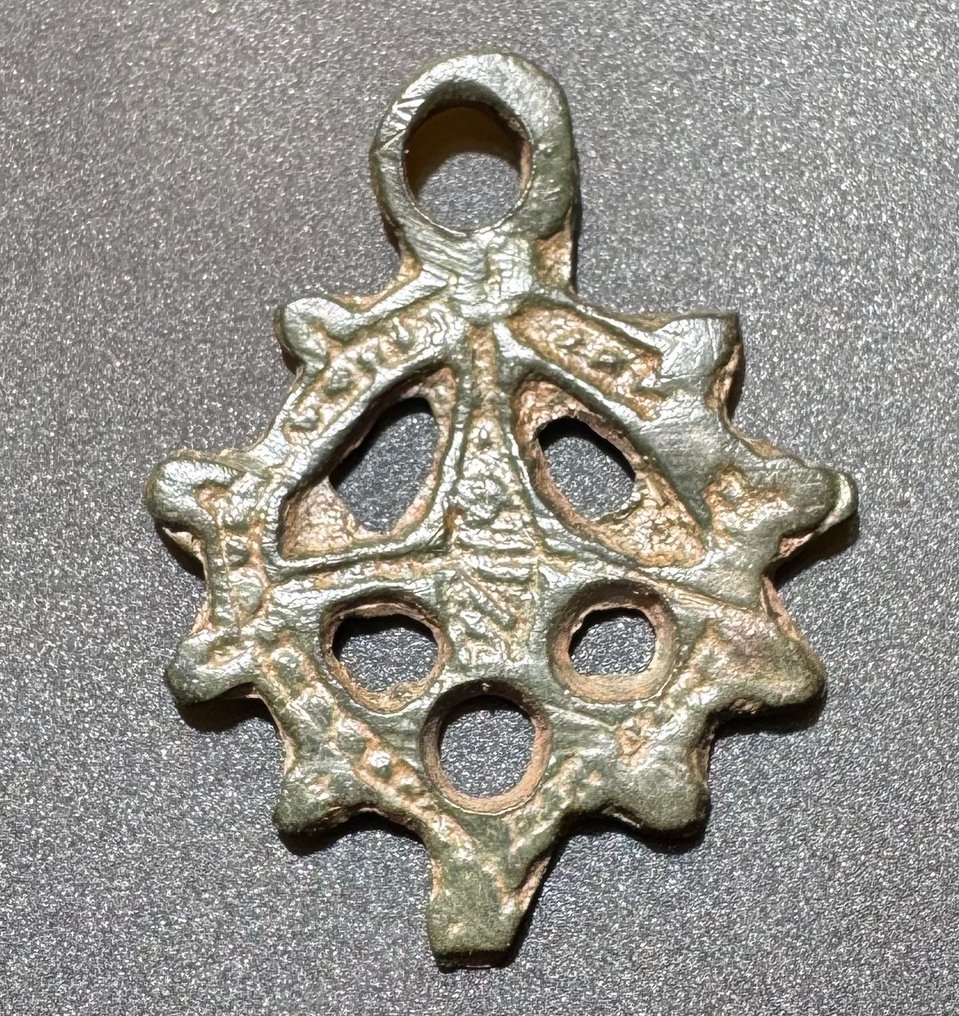 維京時代 青銅色 罕见的镂空护符——吊坠，呈现伯利恒之星的形状，具有非常有趣的中世纪风格。 #1.0
