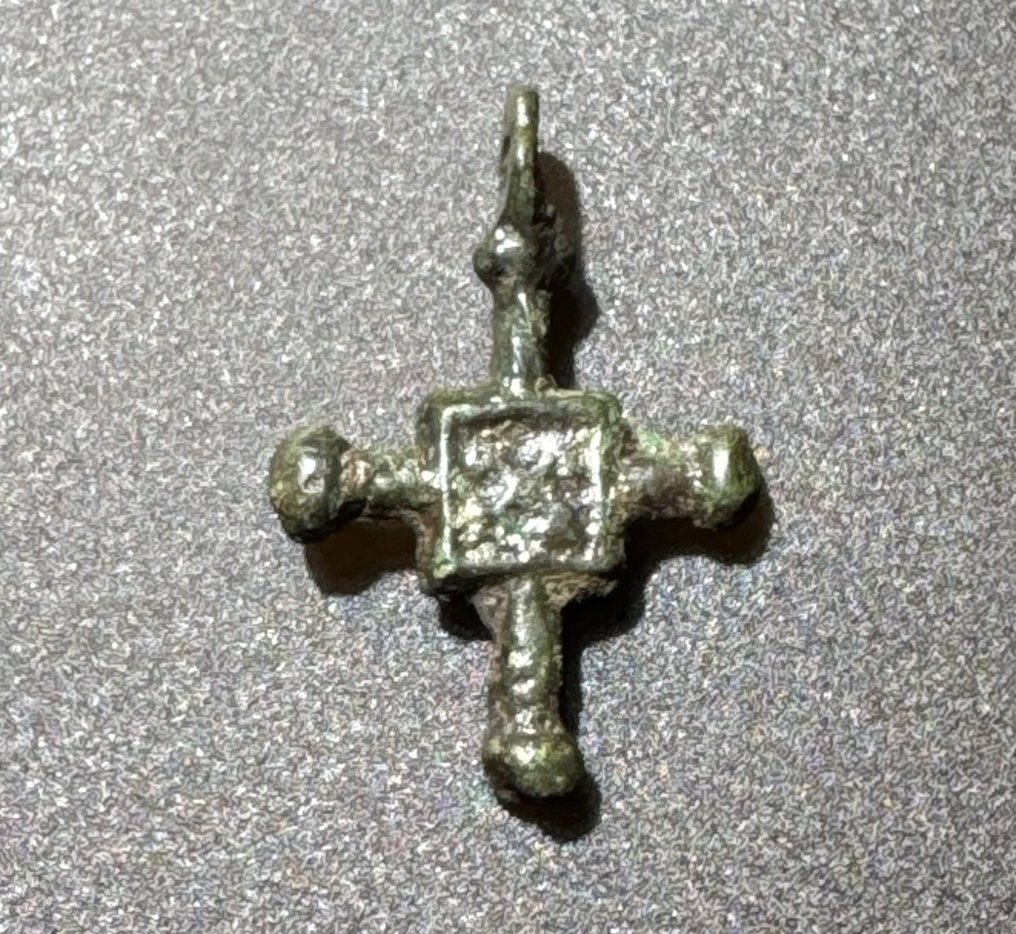 中世紀，十字軍時代 青銅色 完整且可佩戴的十字架，中间为方形部分，带有X形的圣安德鲁十字。 #3.2