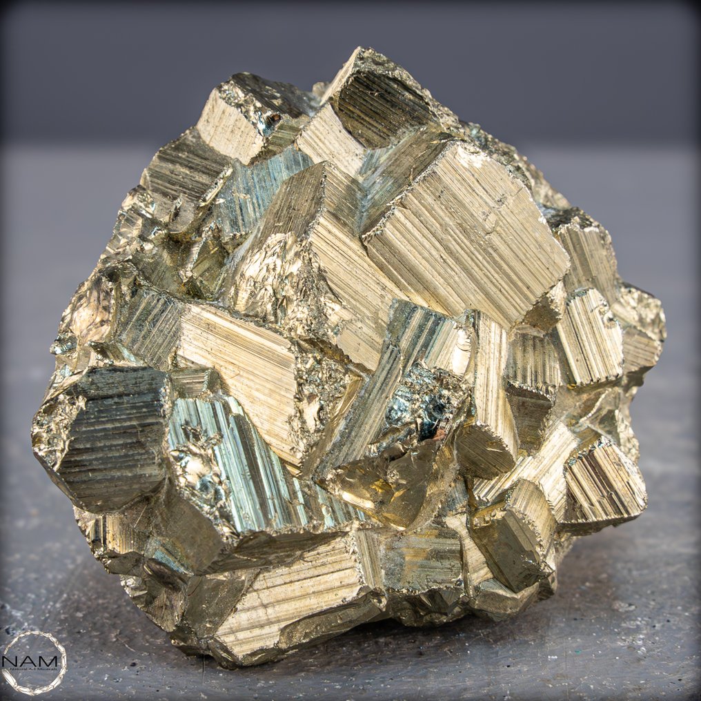 Φυσικός κρύσταλλος συστάδας σιδηρίτη. κυβική κρυσταλλική δομή σε εντυπωσιακή έκφραση.- 315.59 g #1.0