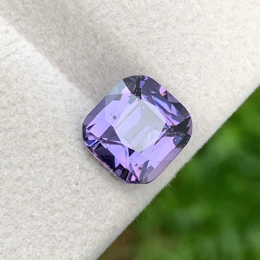 χωρίς τιμή ασφαλείας - 1 pcs  Μωβ Σπινέλιος  - 2.37 ct - International Gemological Institute (IGI) - Ακατέργαστο Μπουρμαϊκό σπινέλ. #3.2