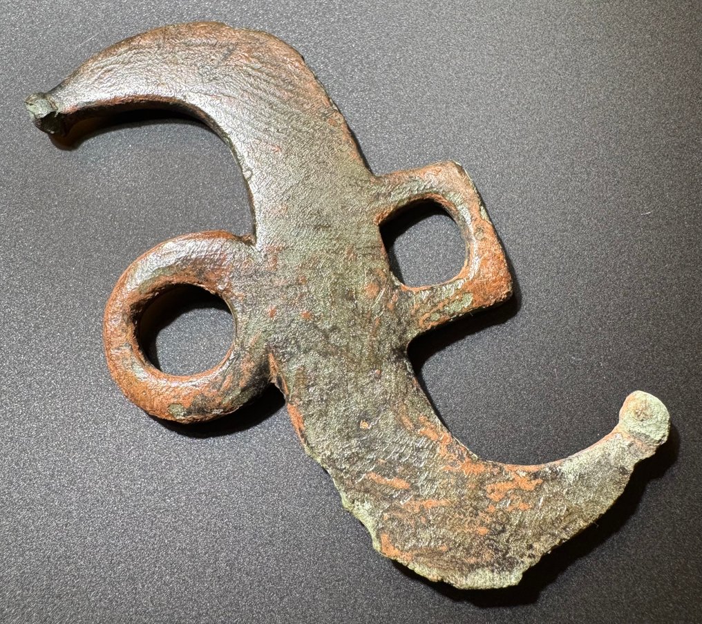 維京時代 青銅色 完整的S形手柄，配有风格化的伪变形端子，模仿龙头的造型。 #1.0