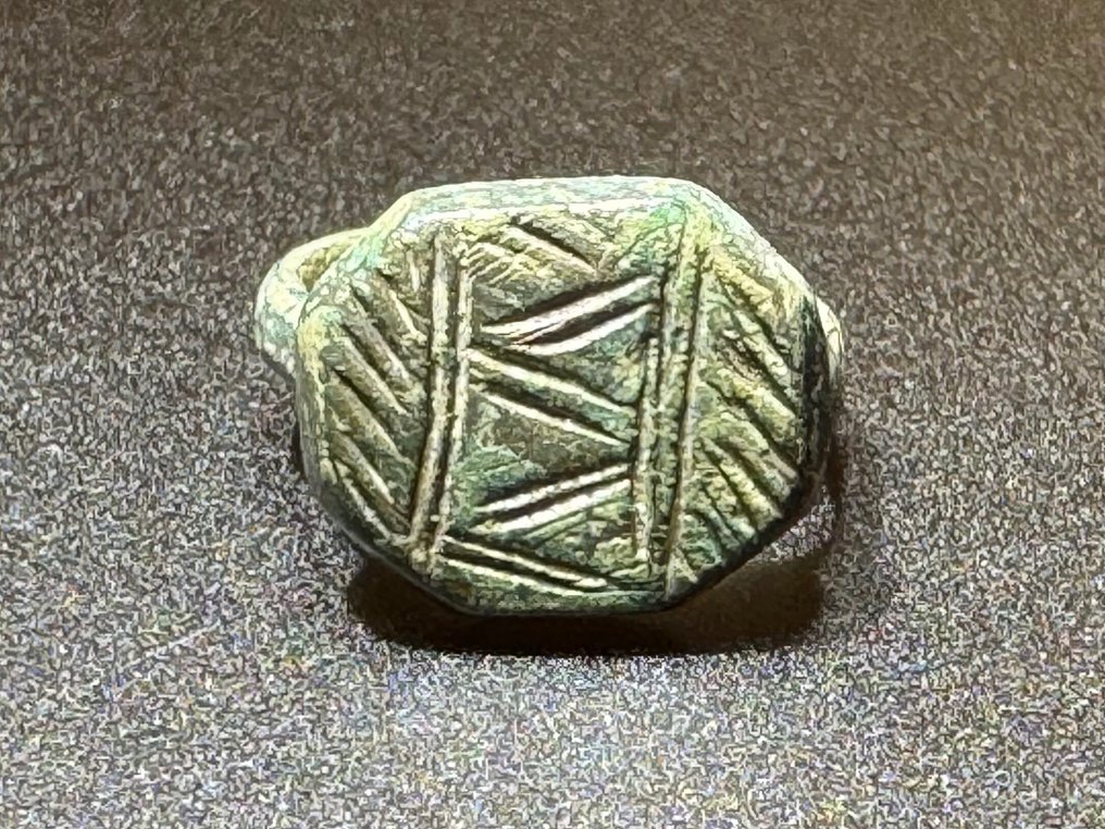 維京時代 青銅色 极佳保存的戒指，带有几何图案和美丽的绿色铜绿。  (沒有保留價) #1.0