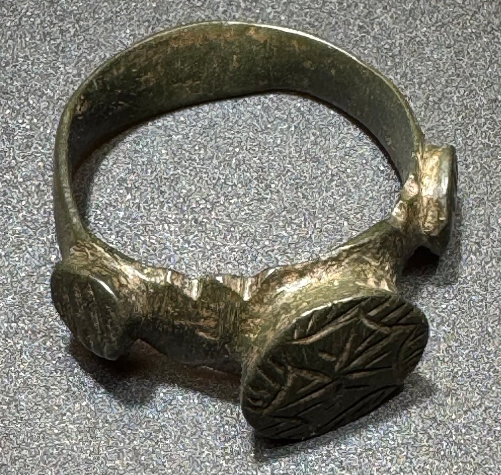 中世紀，十字軍時代 青銅色 稀有戒指，配有三个表圈，具有重要的基督教象征意义，风格化的伯利恒之星。 #3.2