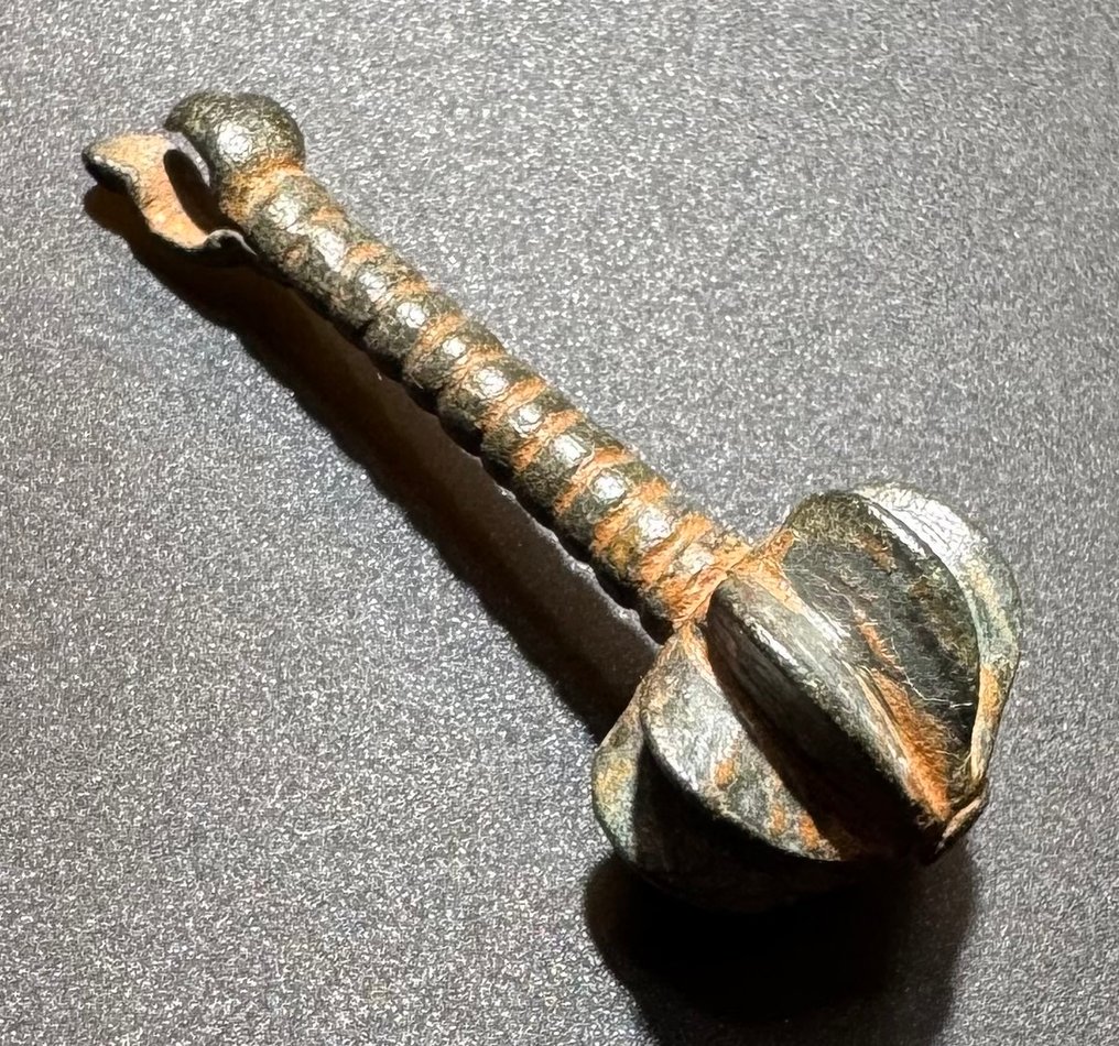 維京時代 青銅色 完整且可佩戴的战士护符，呈现为一种稀有的战锤。 #4.3