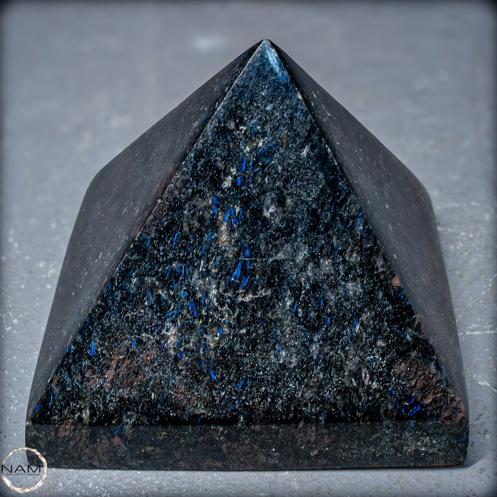 独家阿尔弗维松石、碧玺和石榴石金字塔 – 一种融合深度、能量与优雅的结合- 652.03 g #1.0