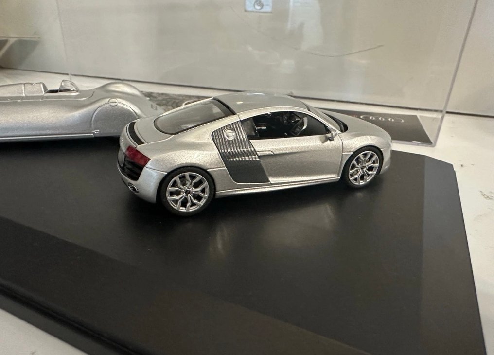 Audi 1:43 - Modelbil (2) - Audi R8 5.2 FSI quattro / Auto Union Avus Stromlinie #3.2
