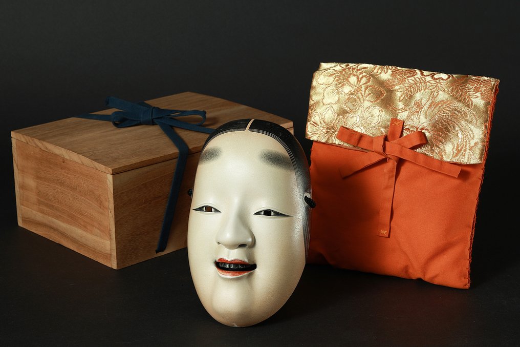 日本能乐面具 - 臥牛氏郷（Gagyu Ujisato）臥牛流派的头师作品《小面》（Ko-omote），附签名盒子和丝绸。 #1.0