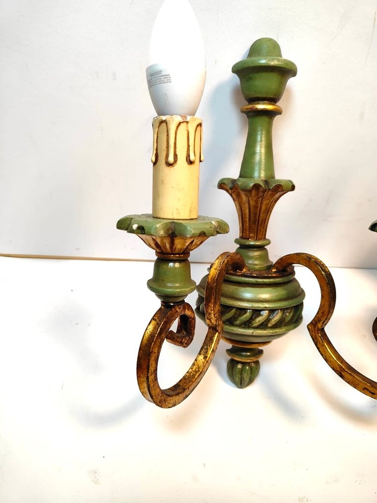 壁式燭台 - 一对由意大利制造的精美装饰木质壁灯，具有两灯设计，年代久远。 - 一对壁灯 #1.0