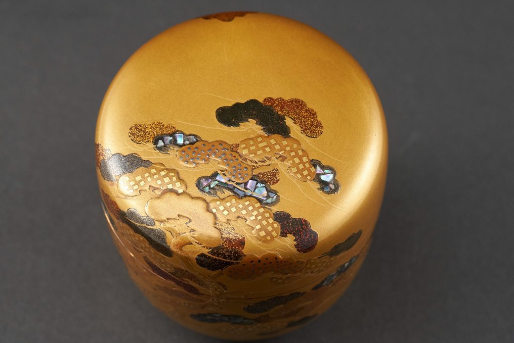 Natsume - Κεραμικό δοχείο τσαγιού Korin Pine Maki-e με επένδυση από μαργαριτάρι και Nashiji – Υπογεγραμμένο #1.0