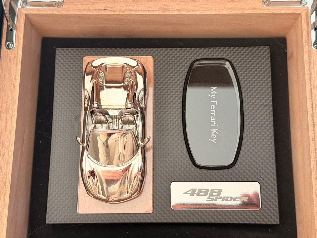 Ferrari - 盒 - 488 Spider - 木, 碳, 金屬, 水晶 - Original Key Box #3.2