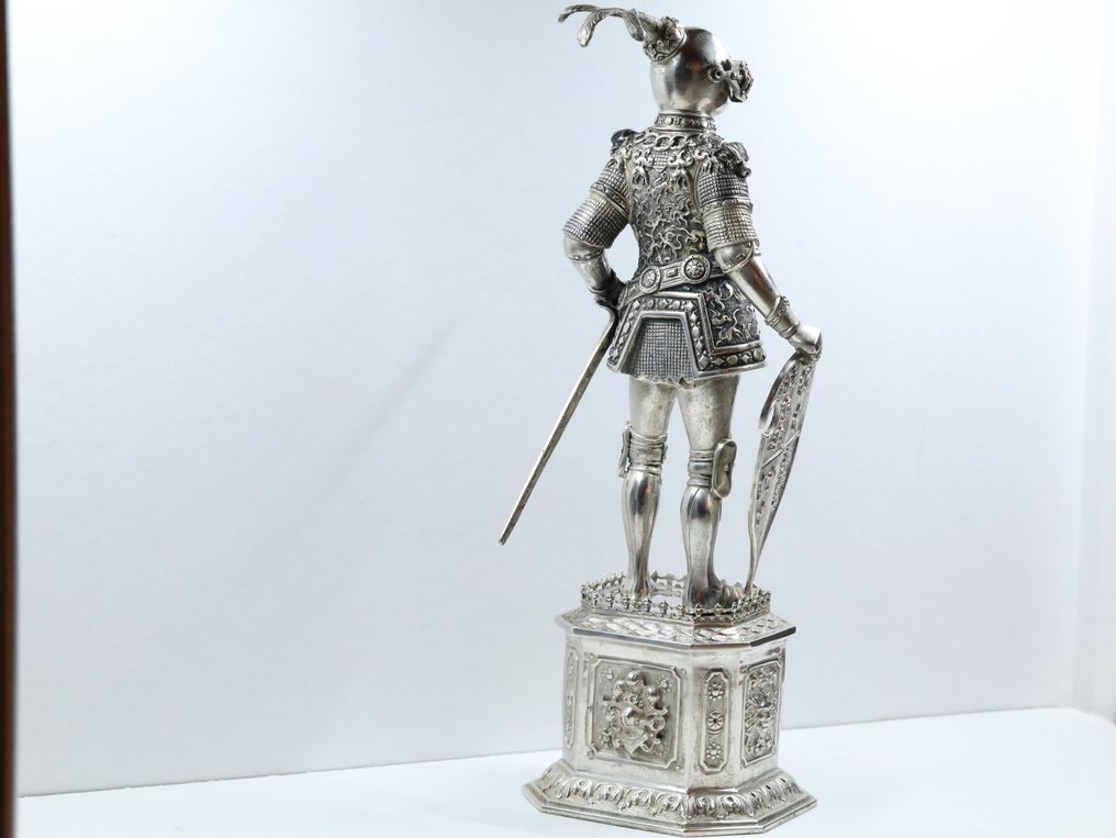 Διακοσμητικό - Μεσαιωνικός ιππότης με πλήρη πανοπλία, ξίφος και εραλδική ασπίδα. - .835 silver - Υπέροχη ασημένια φιγούρα. #4.3