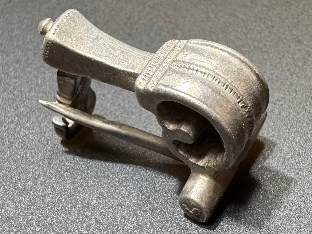 Roma antica Argento Fibula classica, dalla forma bellissima, con ornamenti eleganti e un tono antico da mobile. #4.3