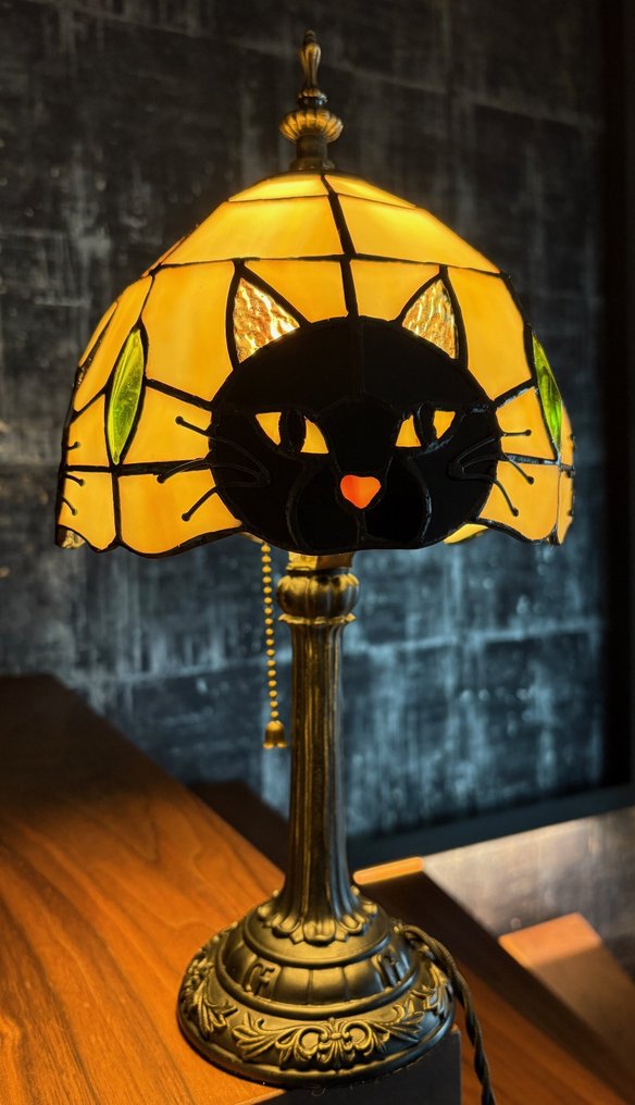 Style Tiffany - Επιτραπέζιο φωτιστικό - στο πνεύμα της Art nouveau «Le chat noir» - Γυαλί, Μέταλλο, Ρητίνη #1.0