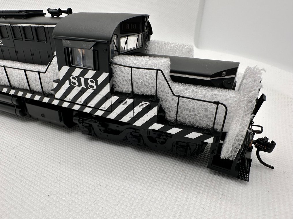 Broadway Limited Imports H0 - 317 - Πετρελαιοκίνητη-ηλεκτροκίνητη μηχανή τρένου (1) - ALCO SRD-15 - Santa Fe #1.0