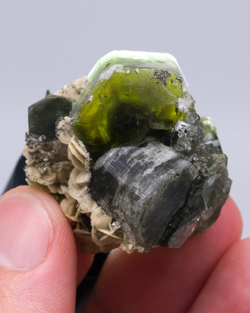 (EUROPEAN CLASSIC) APATIT VERDE Cluster FLOATER cu siderit - Înălțime: 3.3 cm - Lățime: 3.2 cm- 28 g - (1) #4.3