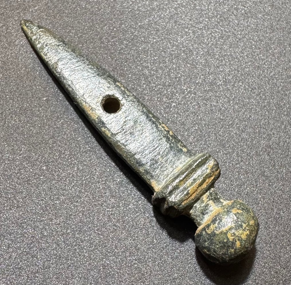 Romersk antikk Bronse Emblematisk gladiatoramulet formet som kort sverd - 'Gladius' (Gladiators sword) #3.2