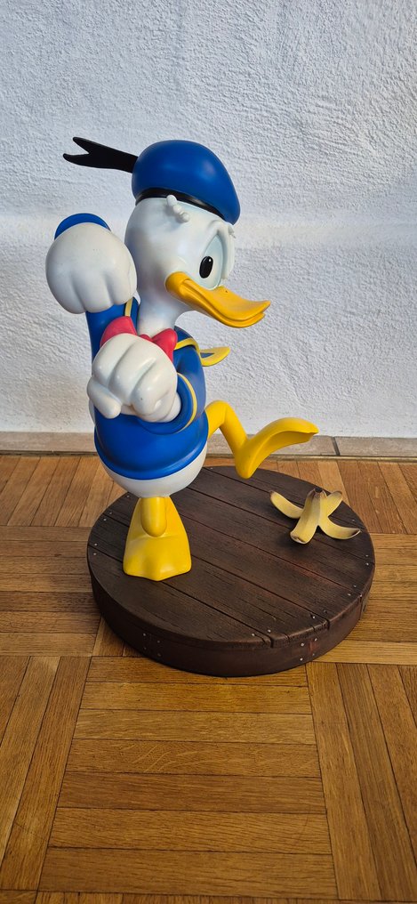 Donald Duck Statue - Beast Kingdom – Masterline ML-003 Donald Duck sliding over a banana peel – Limited Edition no. 255 #4.3