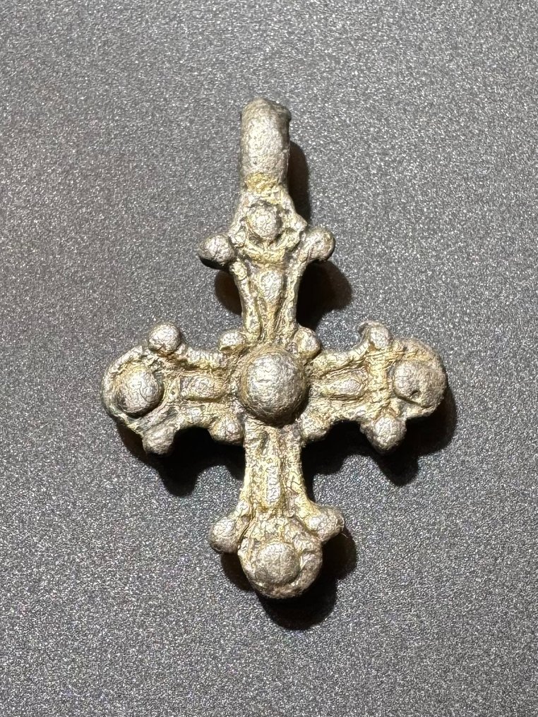 中世紀，十字軍時代 银镀 奇妙形状的十字架，配有五个球体，象征基督的五个伤口 #1.0