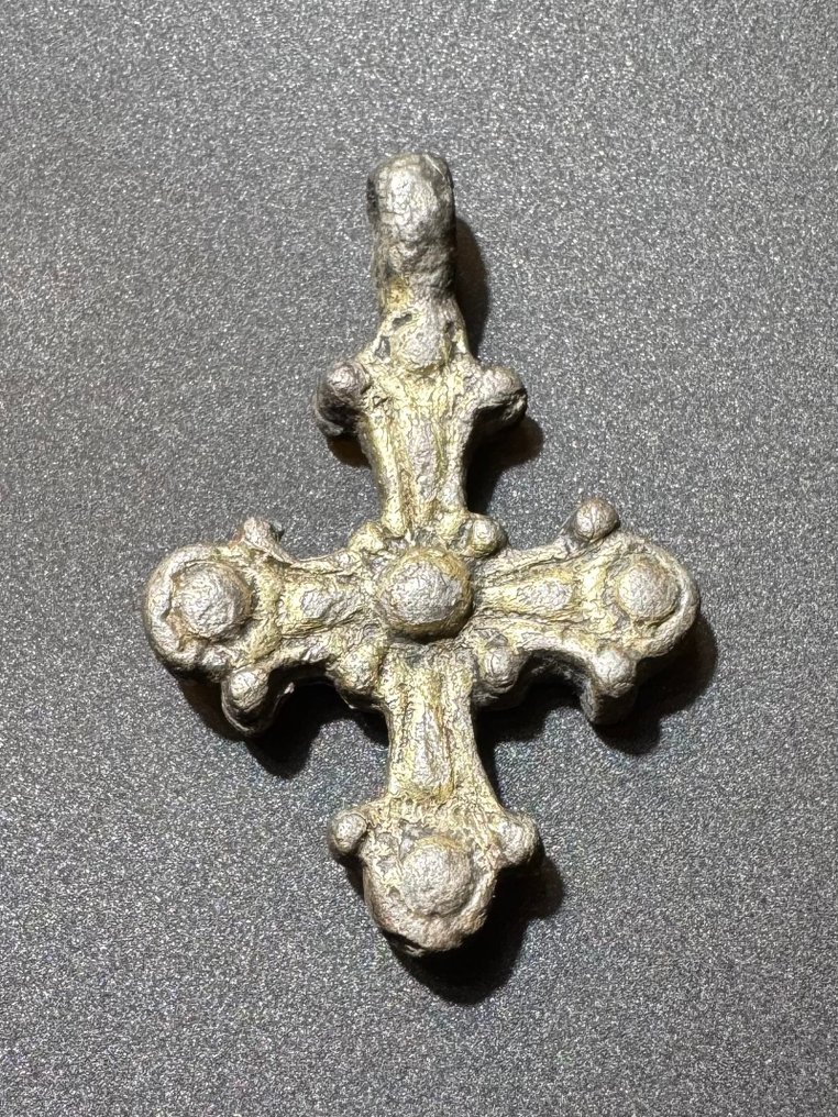 中世紀，十字軍時代 银镀 奇妙形状的十字架，配有五个球体，象征基督的五个伤口 #3.2