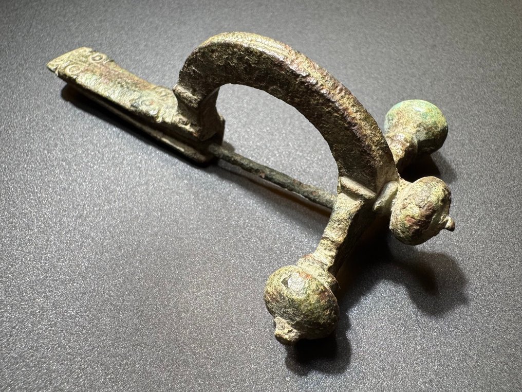 Romersk antik Bronze Ekstremt velbevaret klassisk legionærfibula af den mest berømte type 'Løg Hoved'. #2.1