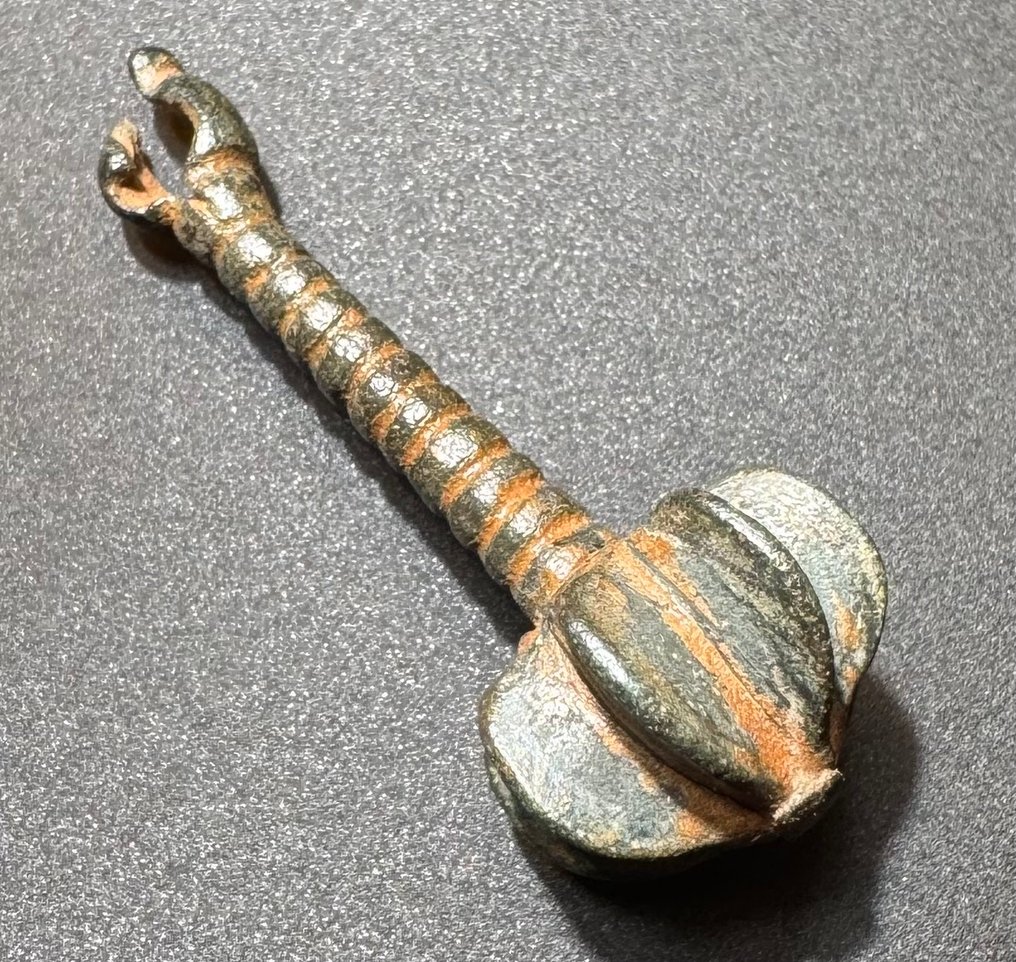 維京時代 青銅色 完整且可佩戴的战士护符，呈现为一种稀有的战锤。 #1.0