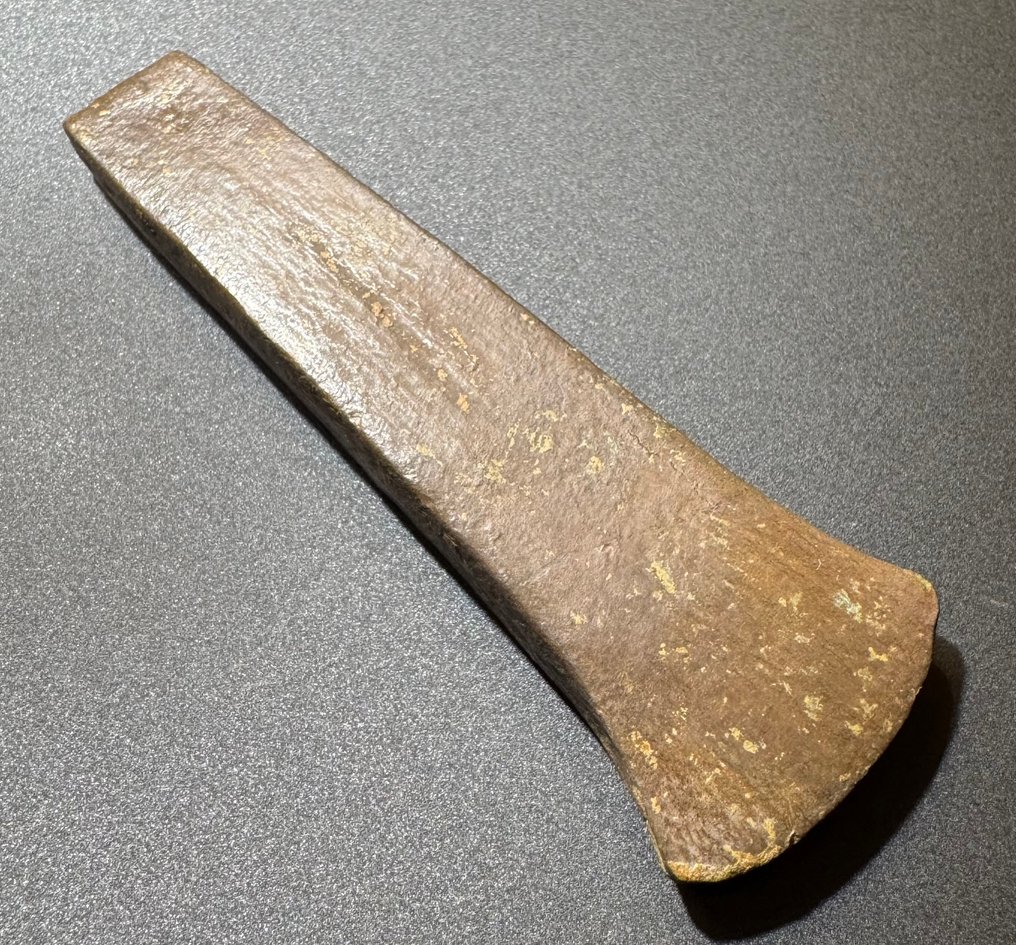 Χαλκολιθική Χαλκός Εξαιρετικά καλά διατηρημένο Ενεολιθικό τσεκούρι-καλέμι με κλασικό σχήμα. #1.0