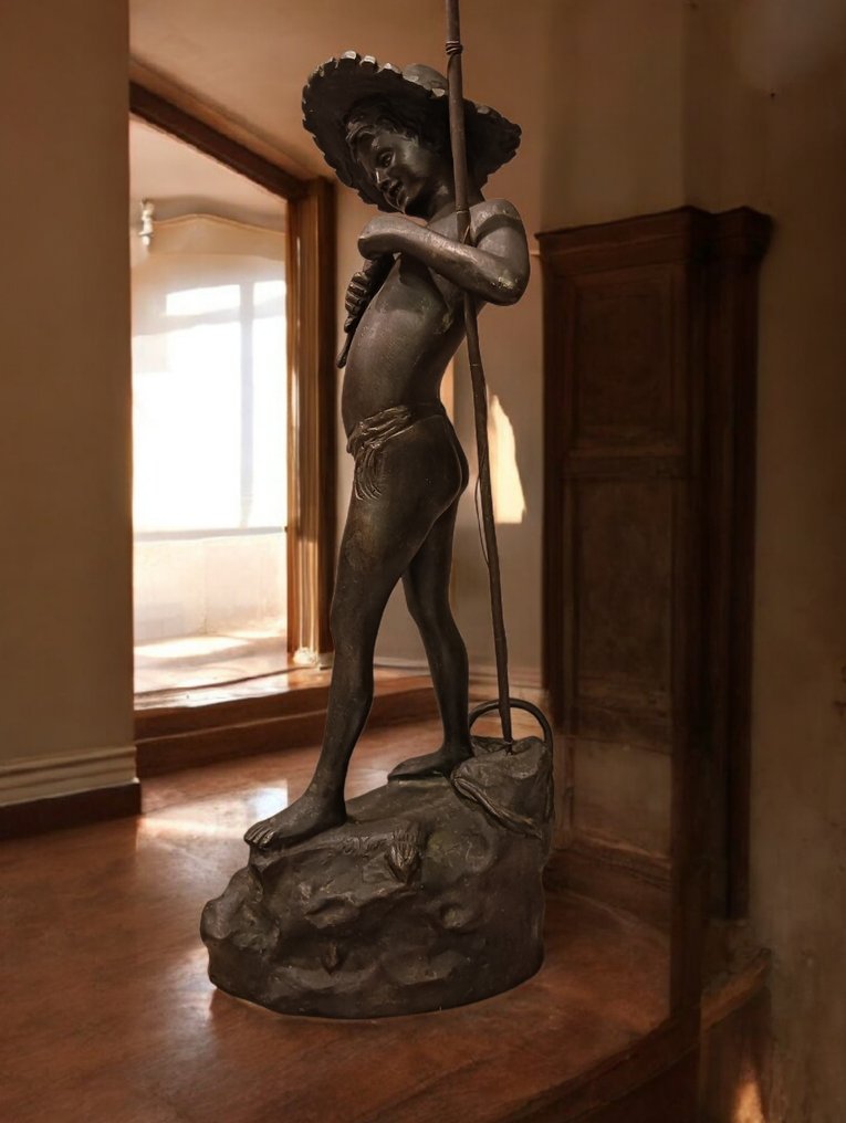 G. Varlese - G. Varlese - Statue, Pescatorello ( Piccolo Pescatore) - 42 cm - Une patine sombre. #1.0